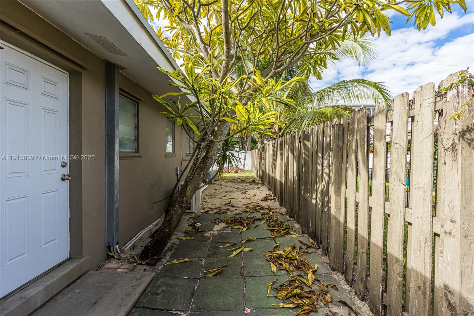 LAUDERDALE BEACH EXT UNIT - Residential Income