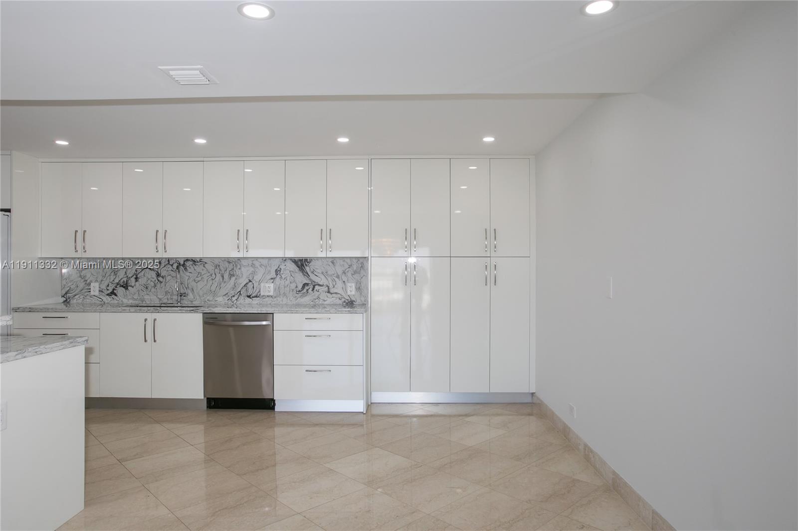 CRICKET CLUB CONDO - Residential