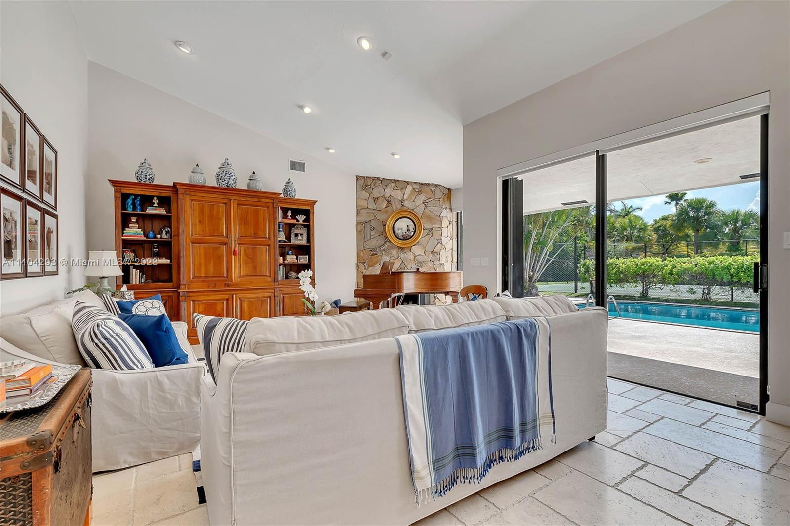 PINE BAY ESTATES SOUTH - Residential