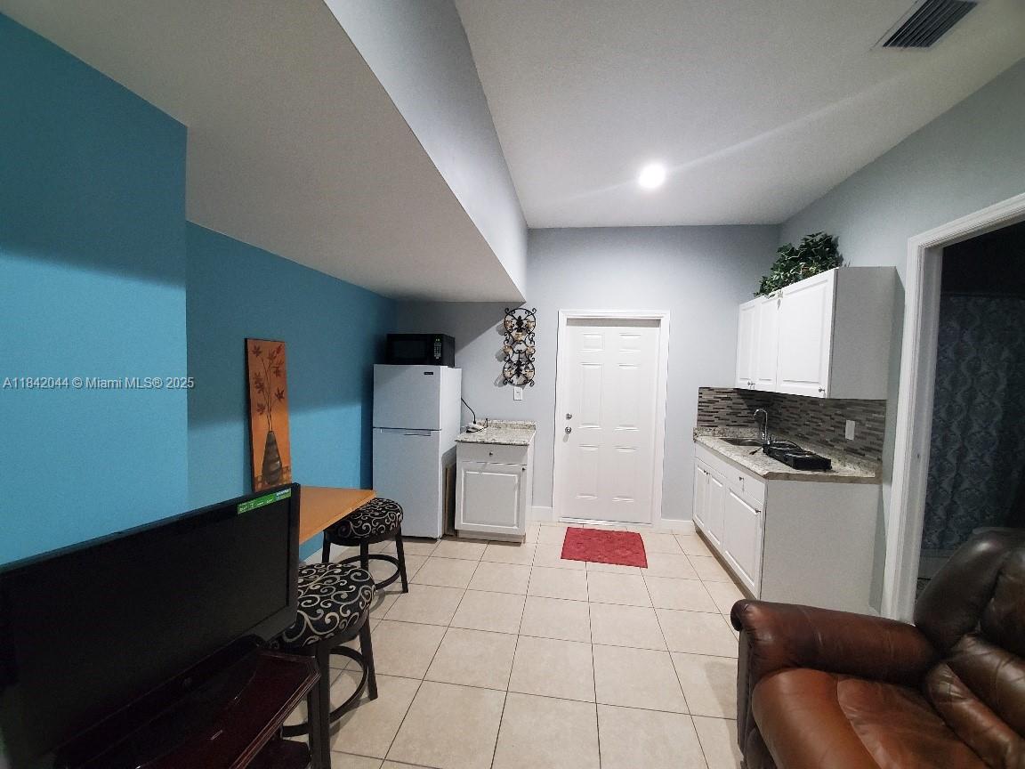 Fantastic efficiency in the Kendall area with all utilities included: water, electricity, cable, and internet. Includes one parking space in a quiet neighborhood close to shopping centers, restaurants, and more. Fast approval process.