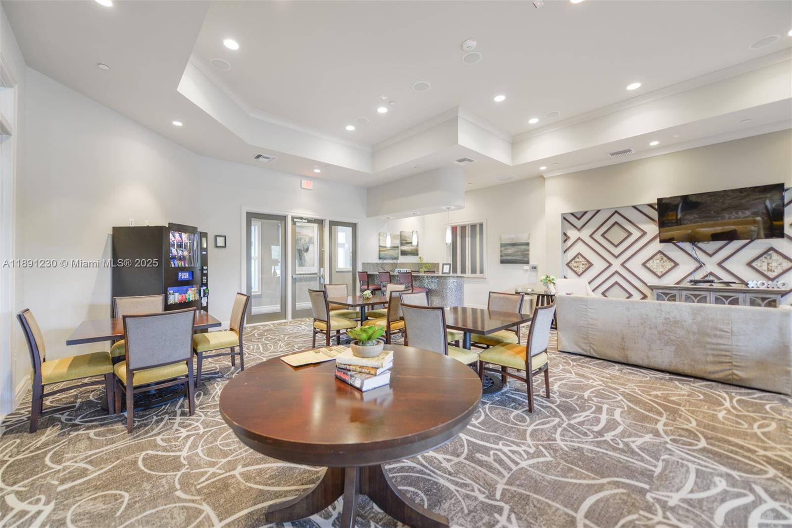 HILLCREST COUNTRY CLUB SO - Residential