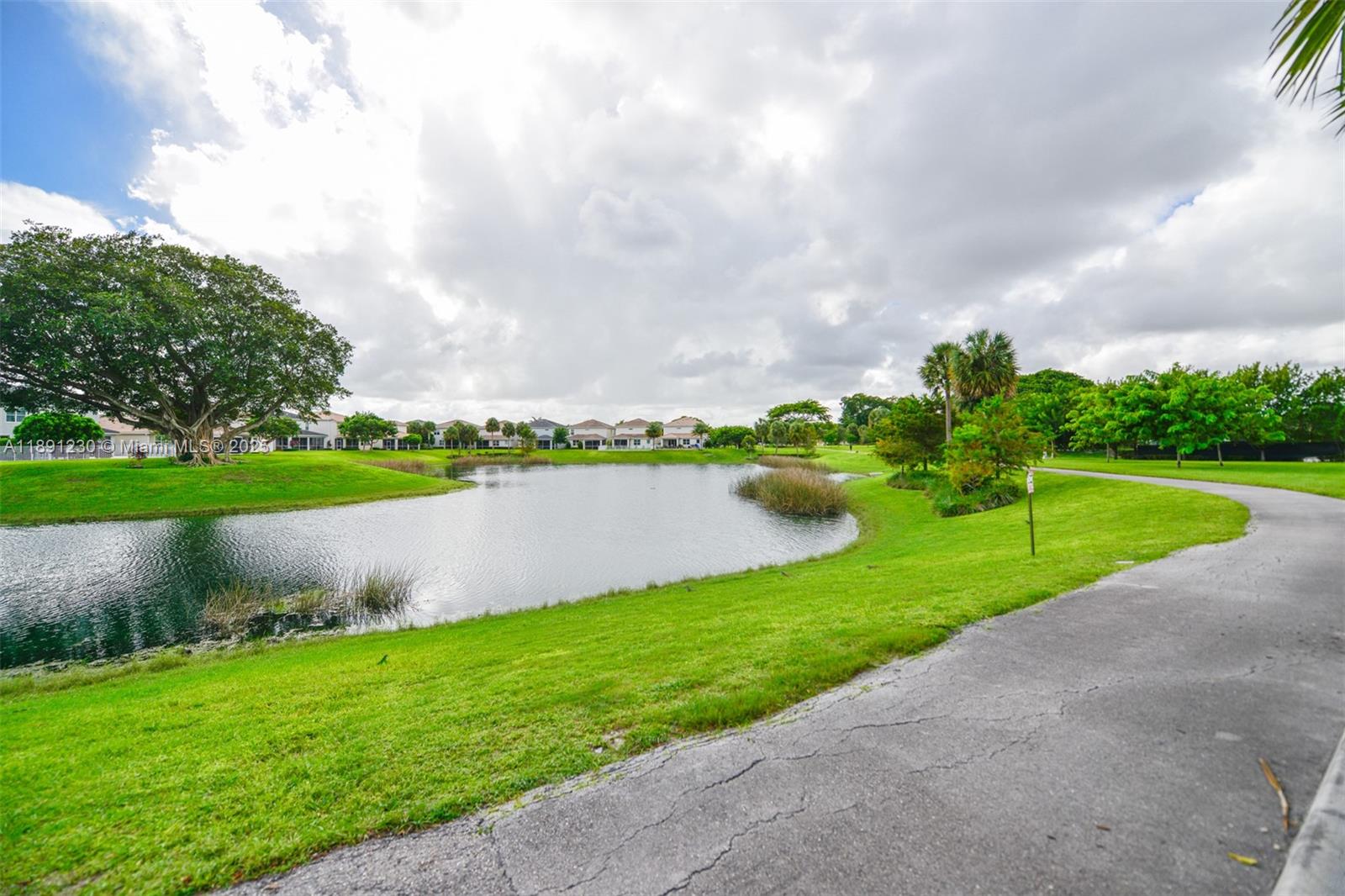 HILLCREST COUNTRY CLUB SO - Residential