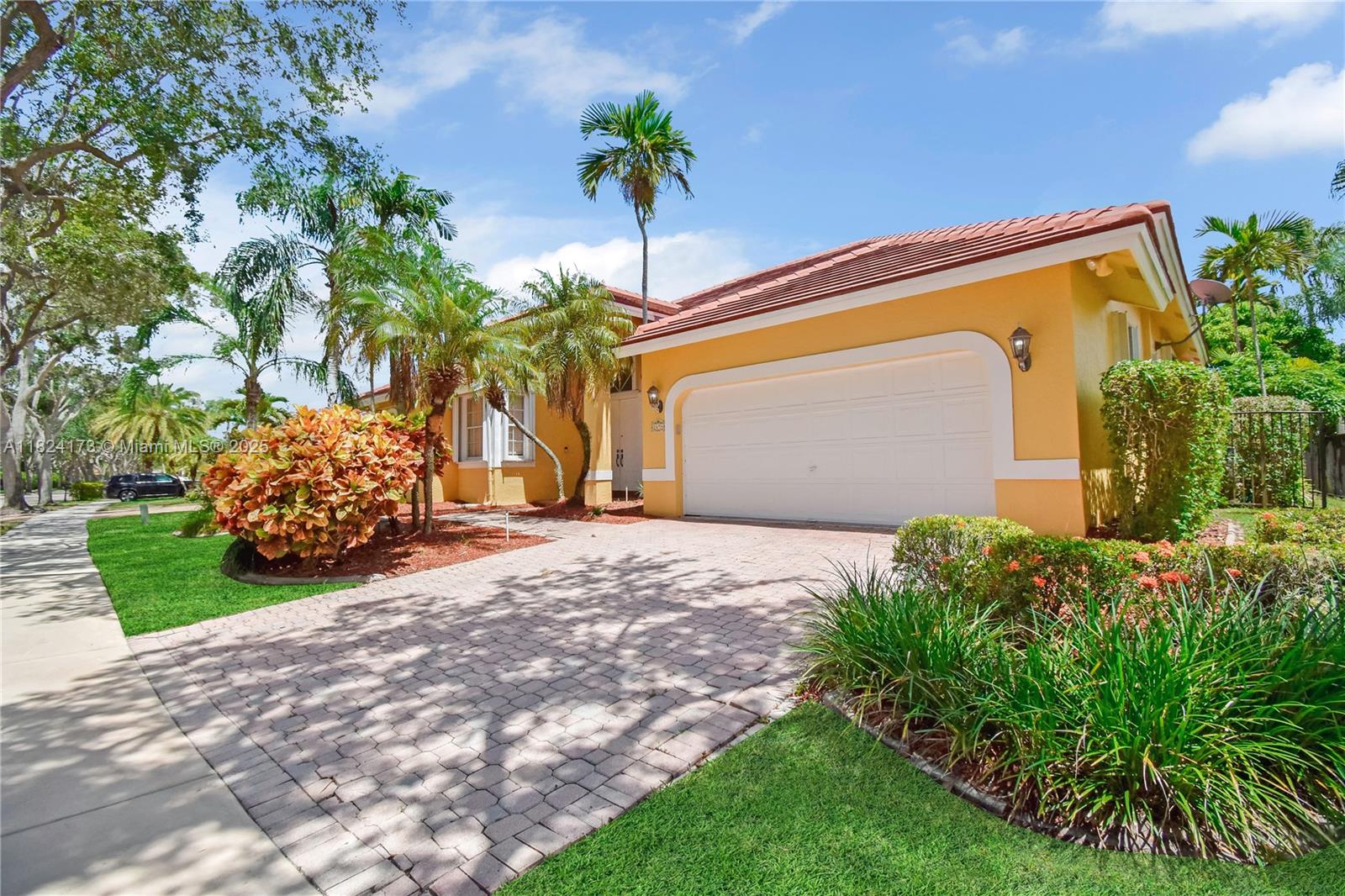 2694 Oakbrook Dr, Weston, FL, 33332/$1,150,000 3 2694 Oakbrook Dr