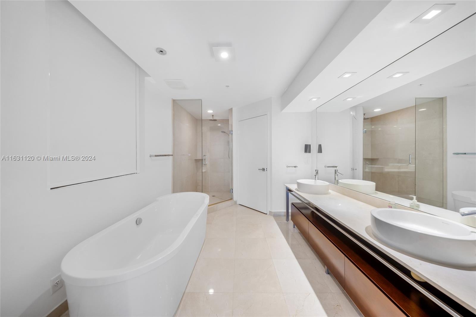 SAYAN CONDO - Residential