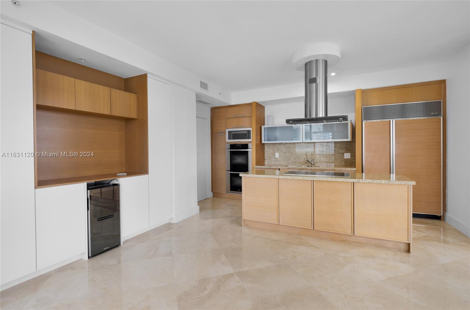 SAYAN CONDO - Residential