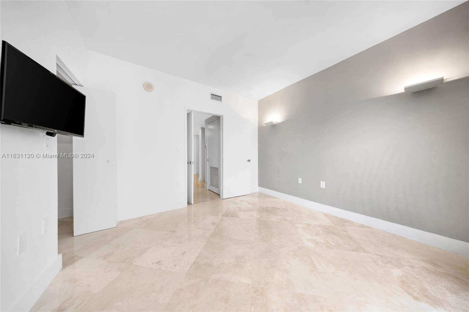 SAYAN CONDO - Residential