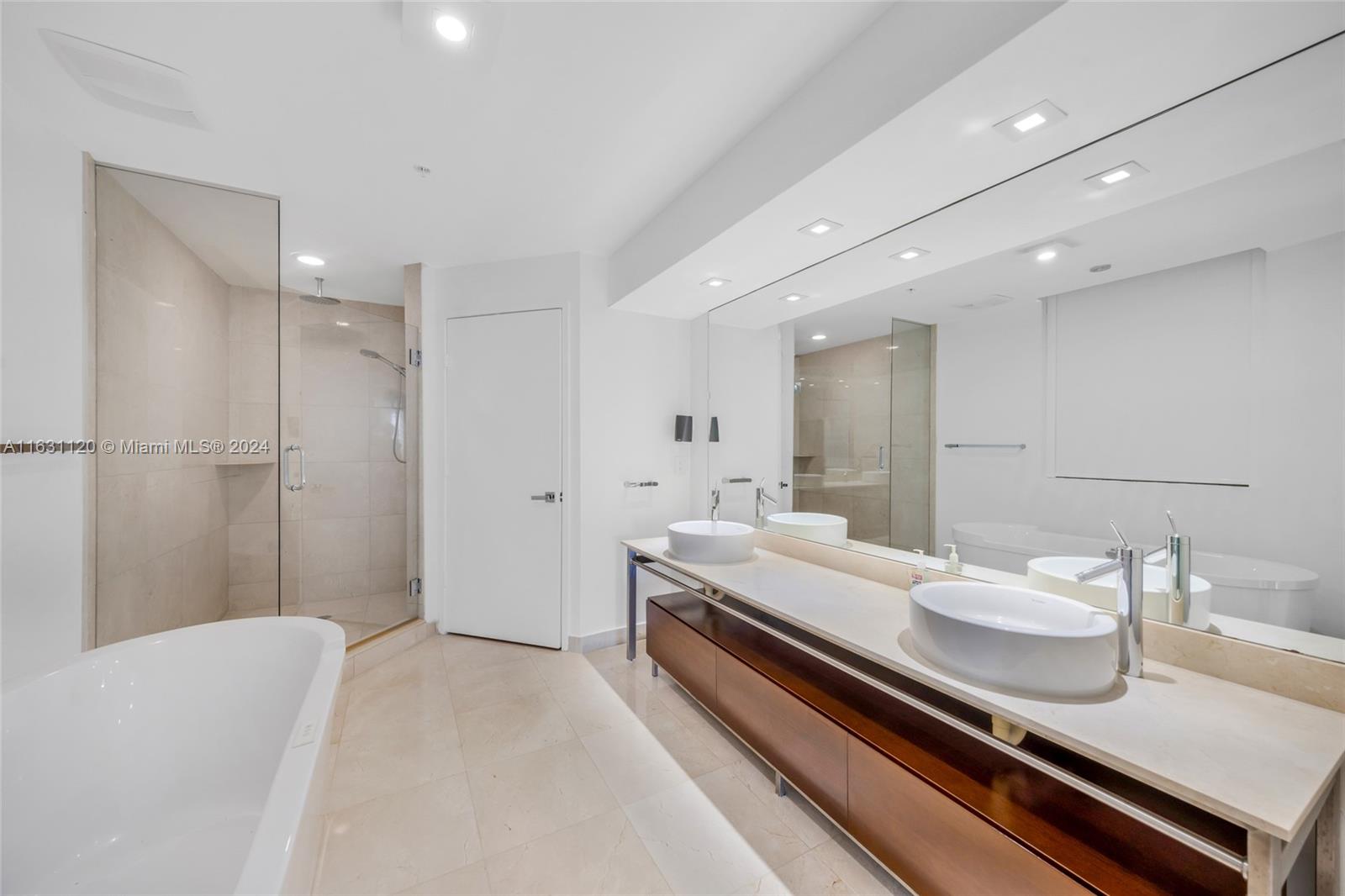 SAYAN CONDO - Residential