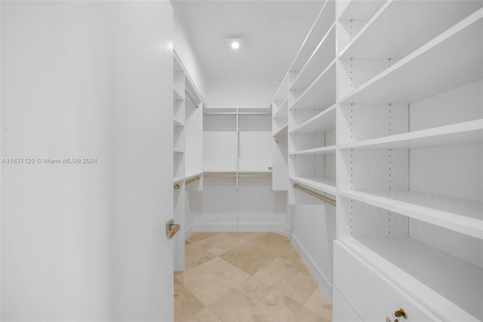 SAYAN CONDO - Residential