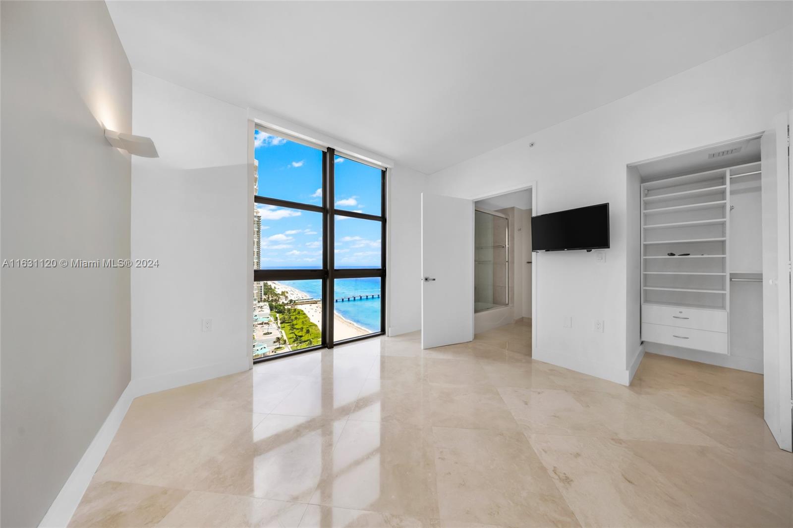 SAYAN CONDO - Residential