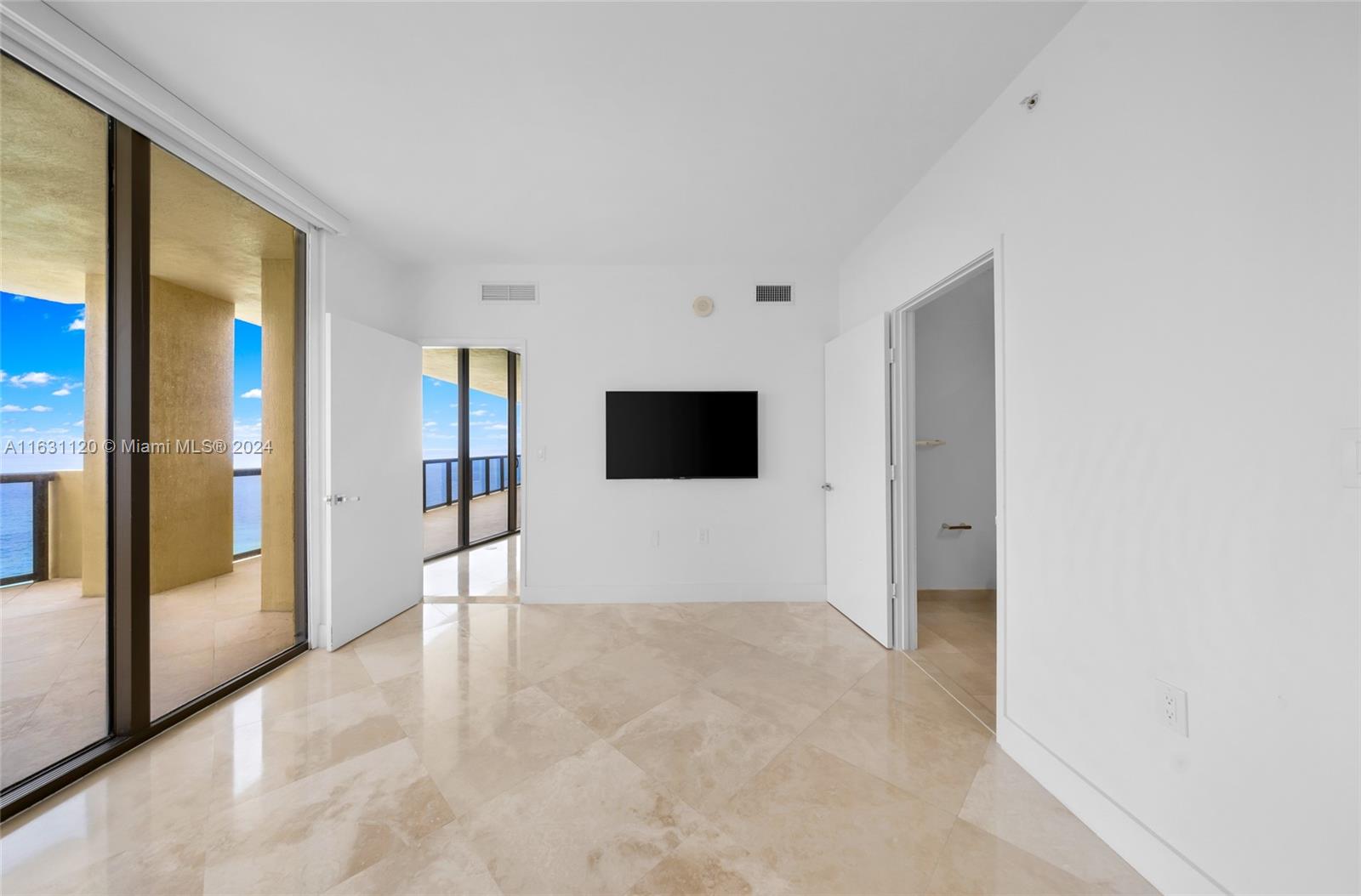 SAYAN CONDO - Residential