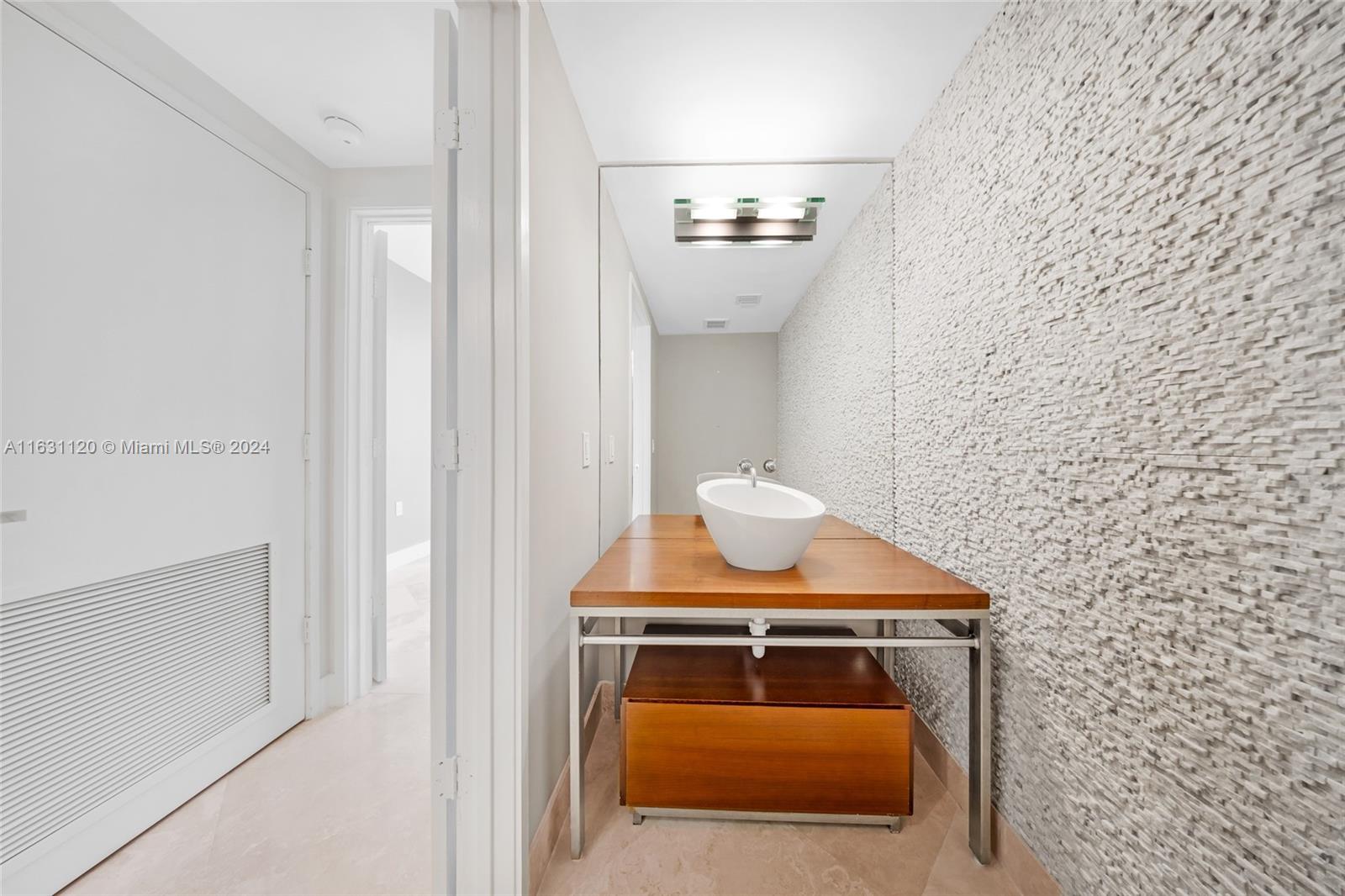 SAYAN CONDO - Residential