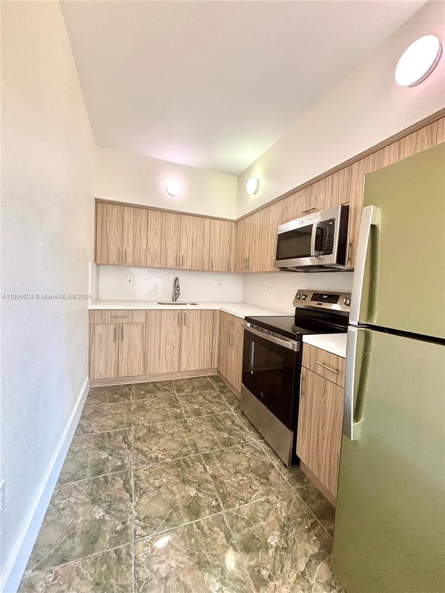 ROYAL PALMS CONDO - Residential Lease