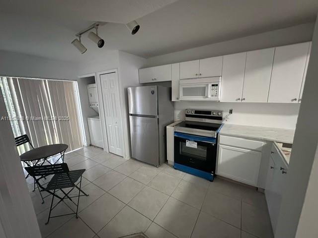 Beautiful 2 bedrooms /2 baths unidad located on ground floor. Freshly paited tile floors thrughout, private storage, update kitchen and bathrooms washer and dryer inside the unit and private patio. gated commmunity with security 24/7 a see int before it goes
