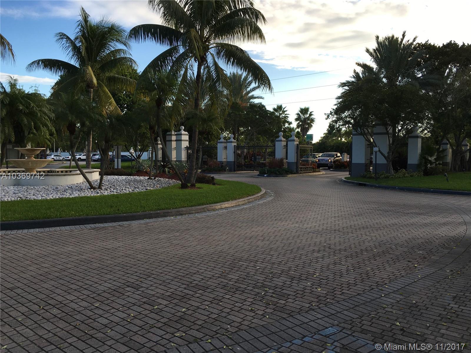 Beautiful updated unit!!! Have an ample bedroom and one bathroom. Big living room with balcony. Kitchen area with all appliances. Laundry in unit. Club house with gym, pool, saloon and lake view. Private tennis court. Premium location near gas station, restaurants, supermarket, pharmacy, bakery, etc..