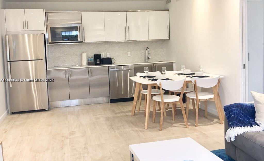 Wonderful one bedroom apartment in Bogart Condo! The apartment is fully furnished and features independent entrance, Italian style kitchen with stainless steel door cabinets and appliances, ceramic wood floor all over, glass shower with Philip Starch faucets, Bisazza mosaic in the bathroom and kitchen. Wi-Fi is included in the rent. One block from Lincoln Road, only minutes from the beach, and walking distance to grocery stores, banks, night life, restaurants, shopping and so much more.