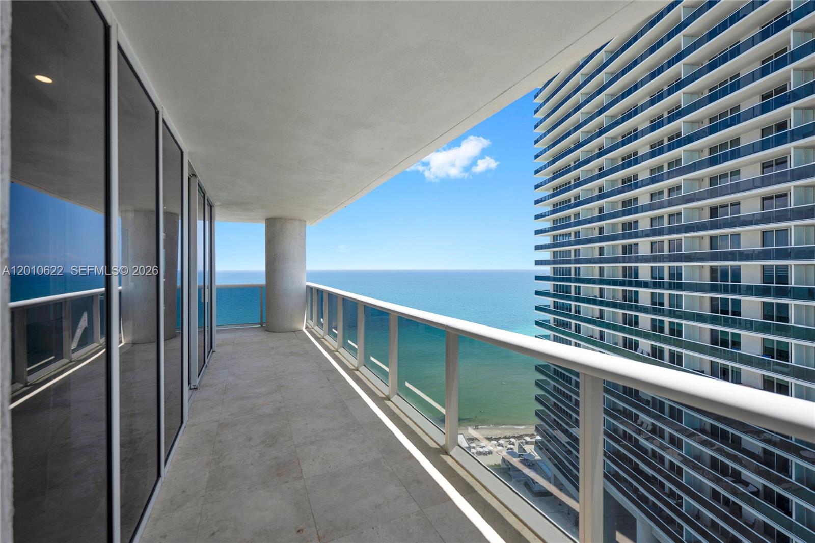 BEACH CLUB III - Residential