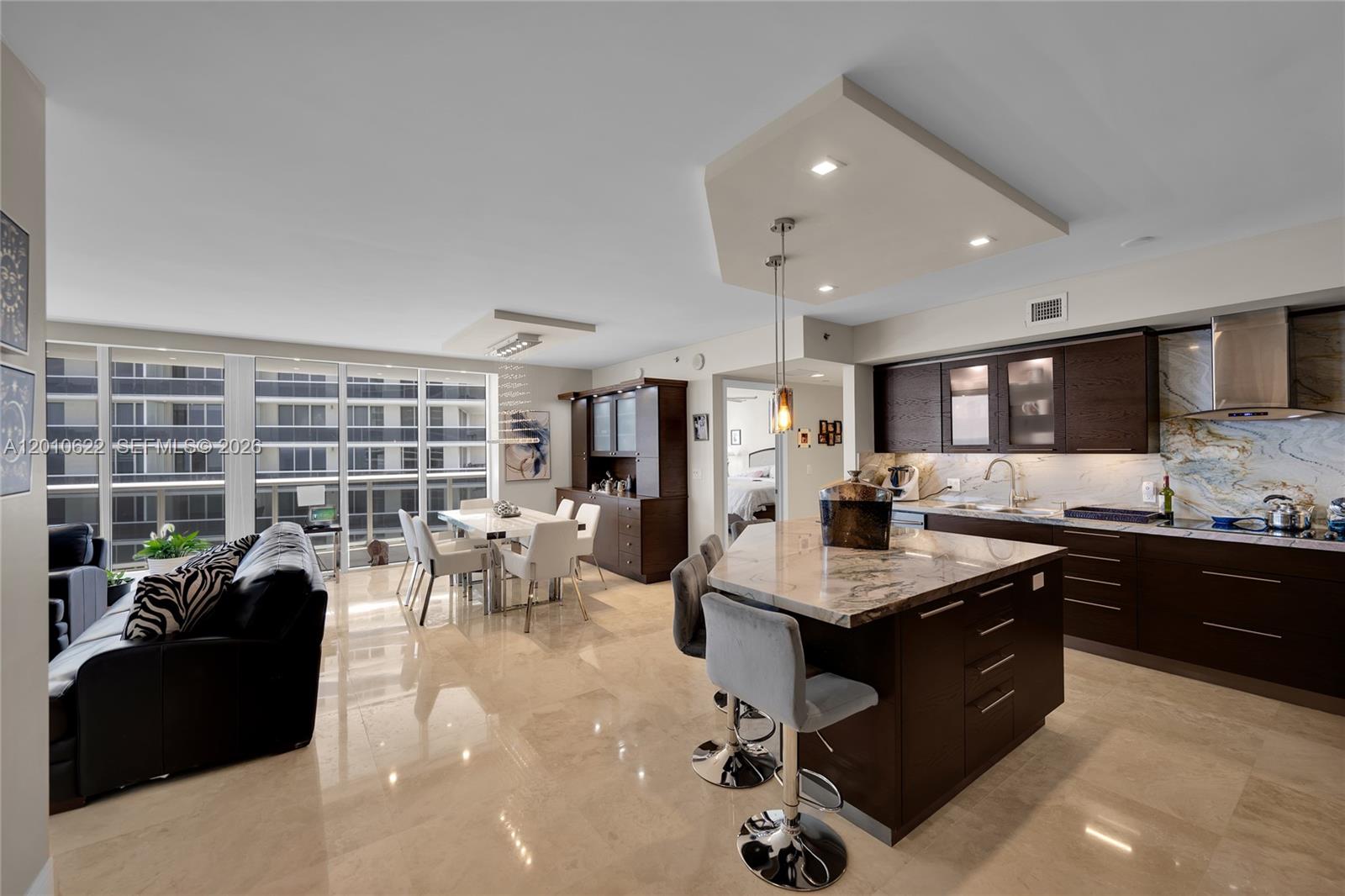 BEACH CLUB III - Residential