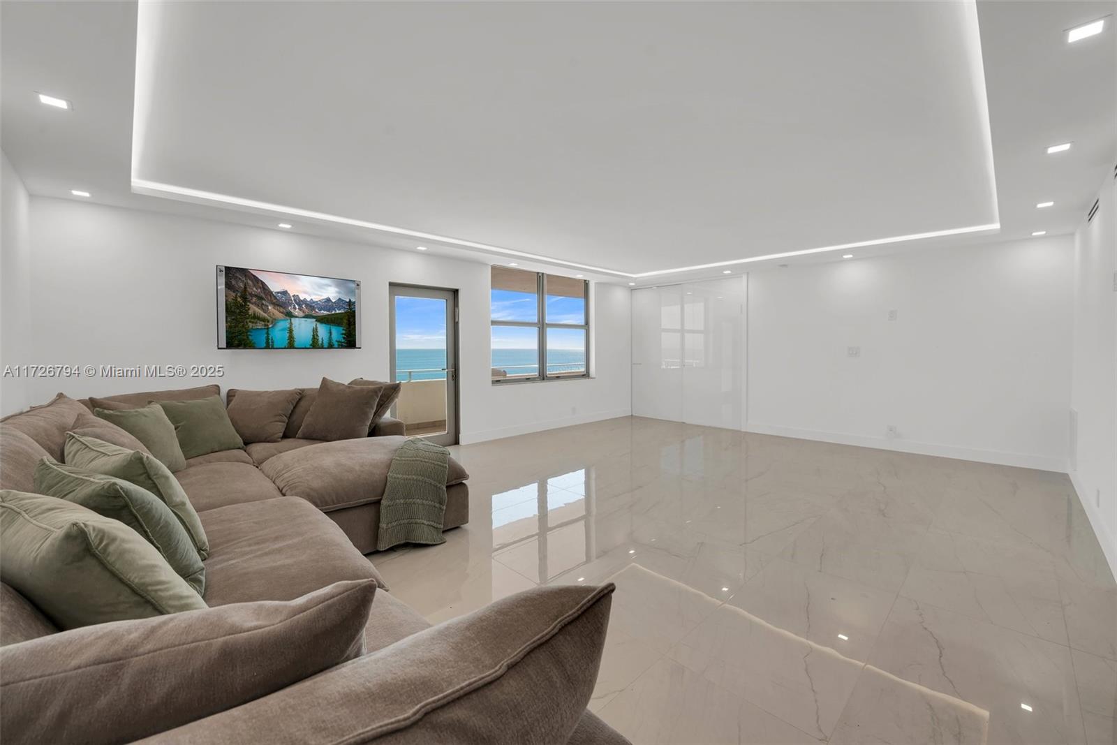 9225 Collins Ave 902