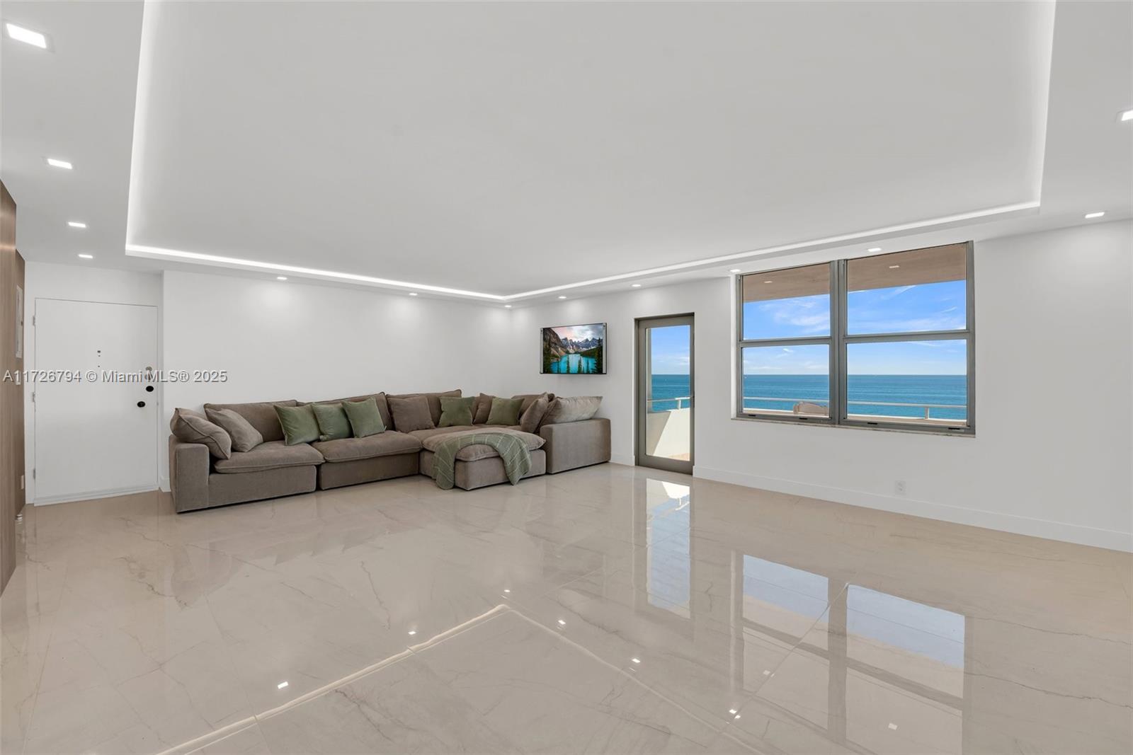 9225 Collins Ave 902