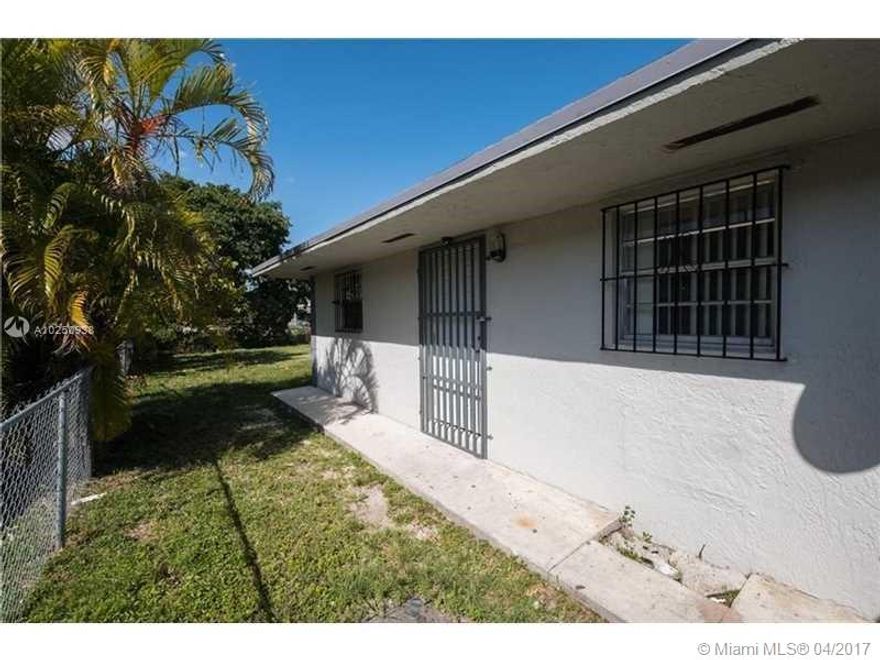Nice back unit in a recently remodeled Duplex. Unit features 2 bedrooms, one bath with ample spaces. Very luminous, big windows. New Bathroom, New Kitchen, Carpeted floors in Bedrooms and Laminate in living areas. New Stainless Steel Appliances. Washer/Dryer in Unit. New AC. 2 Parking Spaces in front of the house. Big yard in the back.