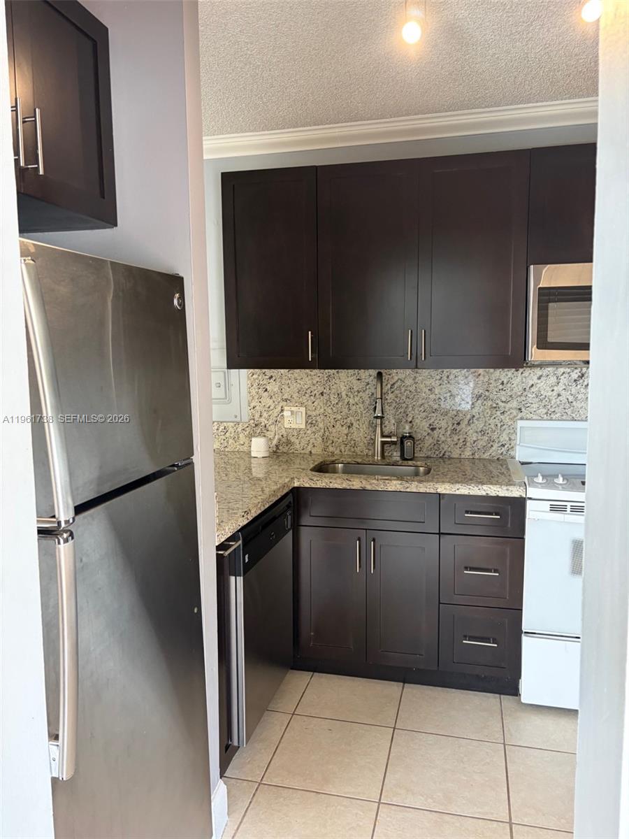 THE MEADOWS LAKE NORTH CO - Residential