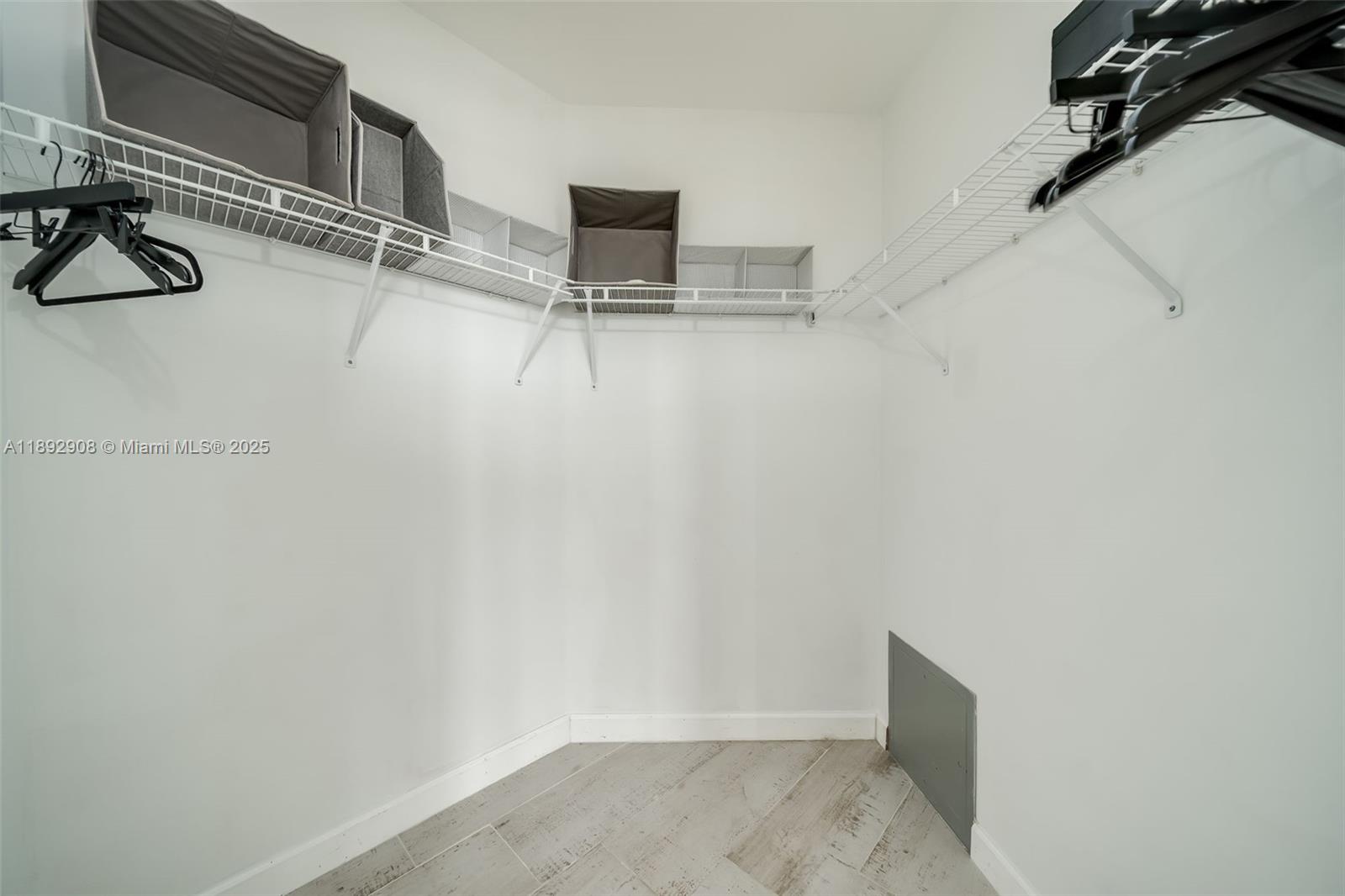 HOLLYWOOD STATION RES CON - Residential Lease