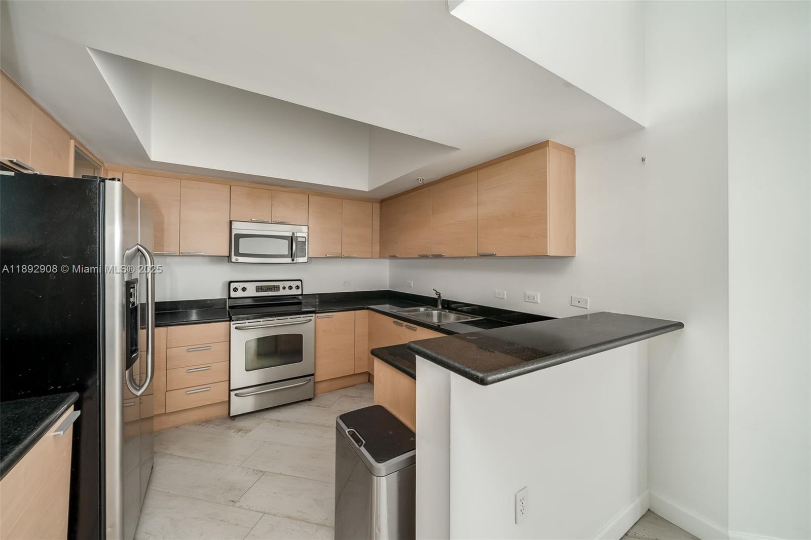 HOLLYWOOD STATION RES CON - Residential Lease