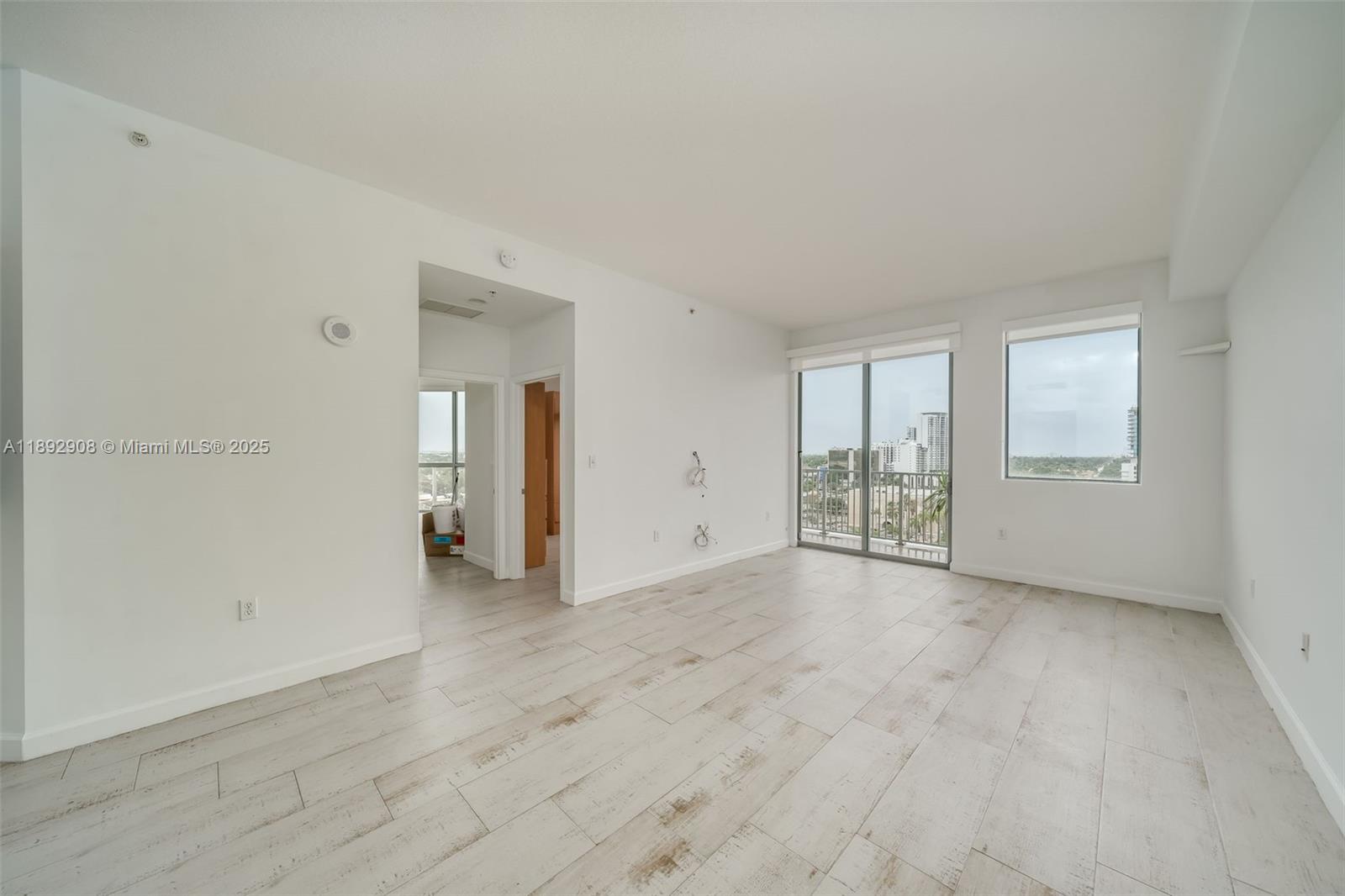 HOLLYWOOD STATION RES CON - Residential Lease