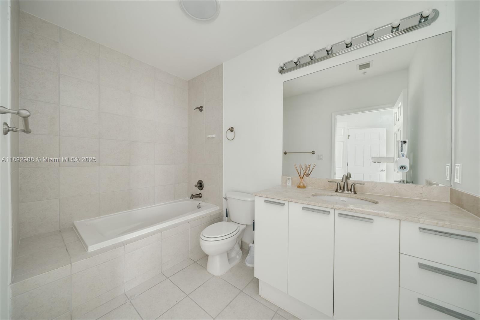 HOLLYWOOD STATION RES CON - Residential Lease