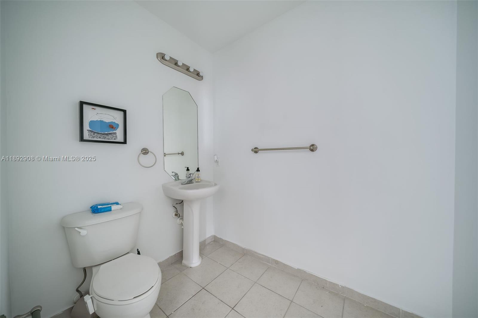 HOLLYWOOD STATION RES CON - Residential Lease