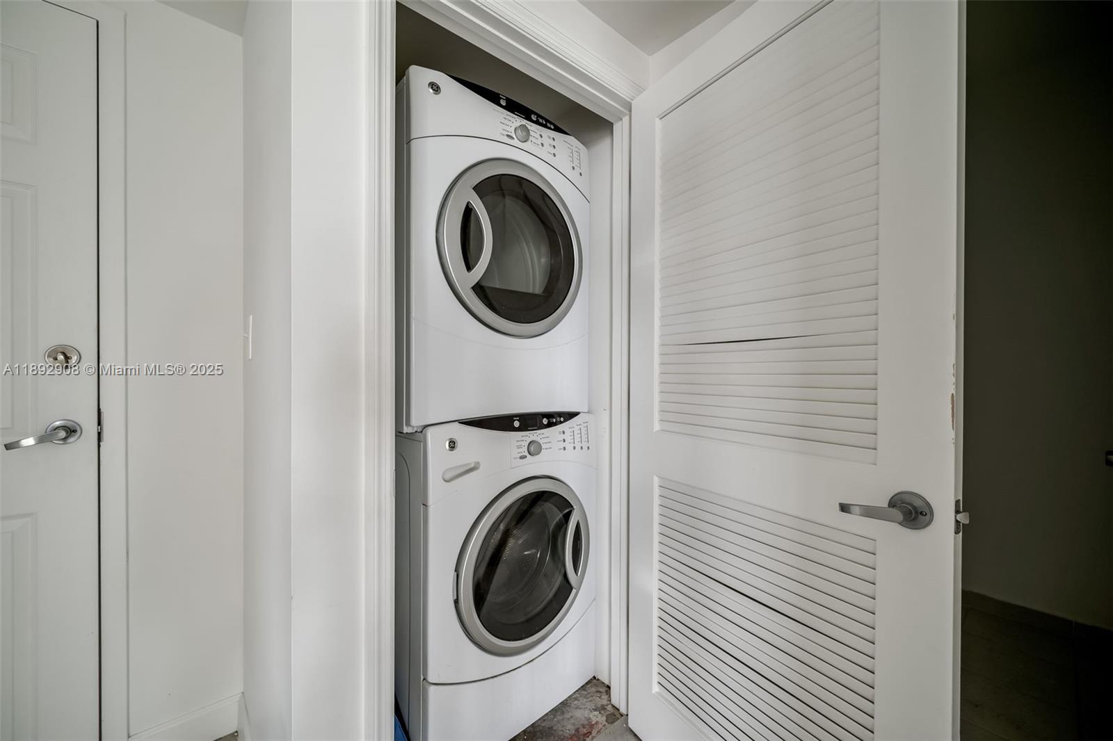 HOLLYWOOD STATION RES CON - Residential Lease