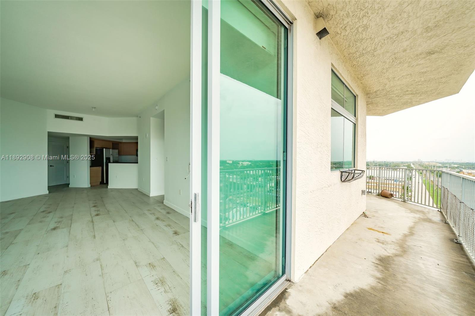 HOLLYWOOD STATION RES CON - Residential Lease