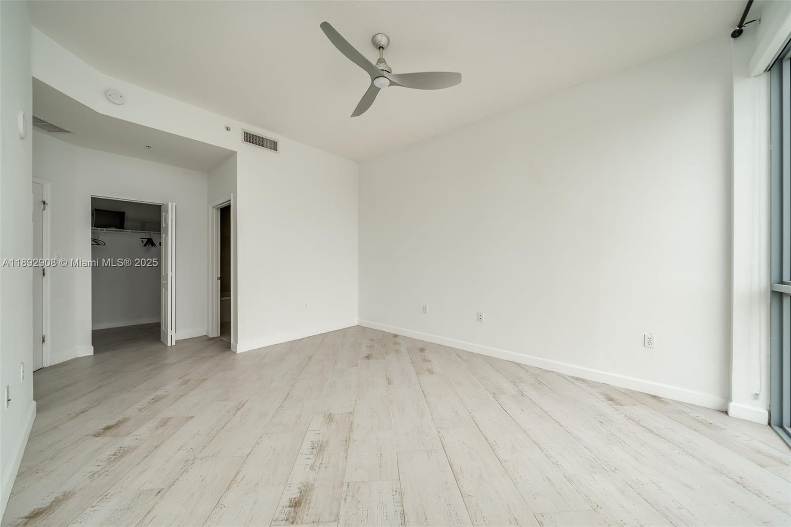 HOLLYWOOD STATION RES CON - Residential Lease