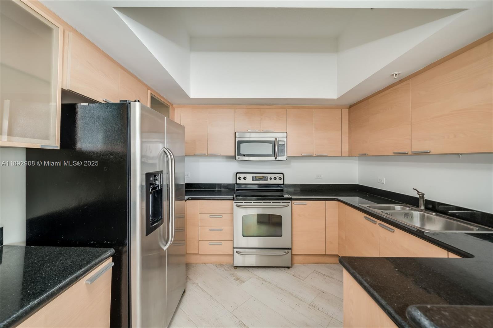 HOLLYWOOD STATION RES CON - Residential Lease