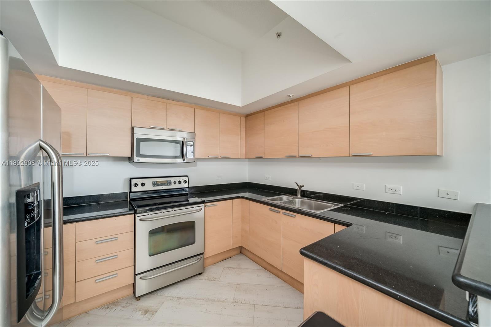 HOLLYWOOD STATION RES CON - Residential Lease