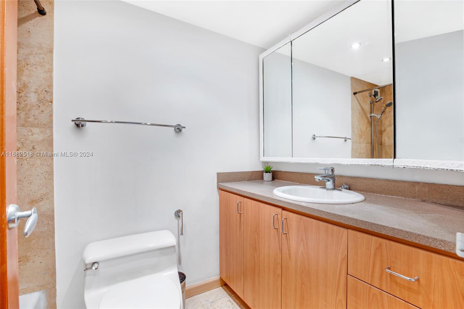 5401 Collins Ave 133