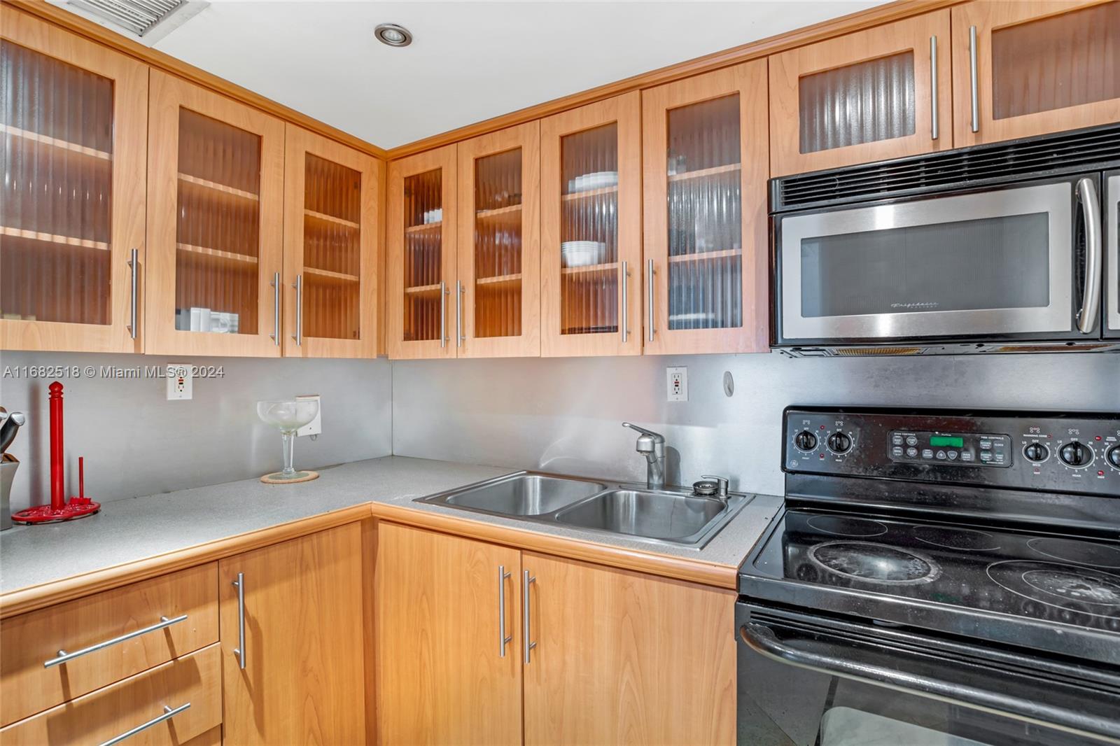 5401 Collins Ave 133