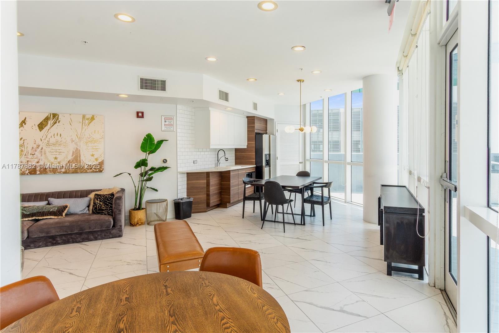 PLATINUM CONDO - Residential