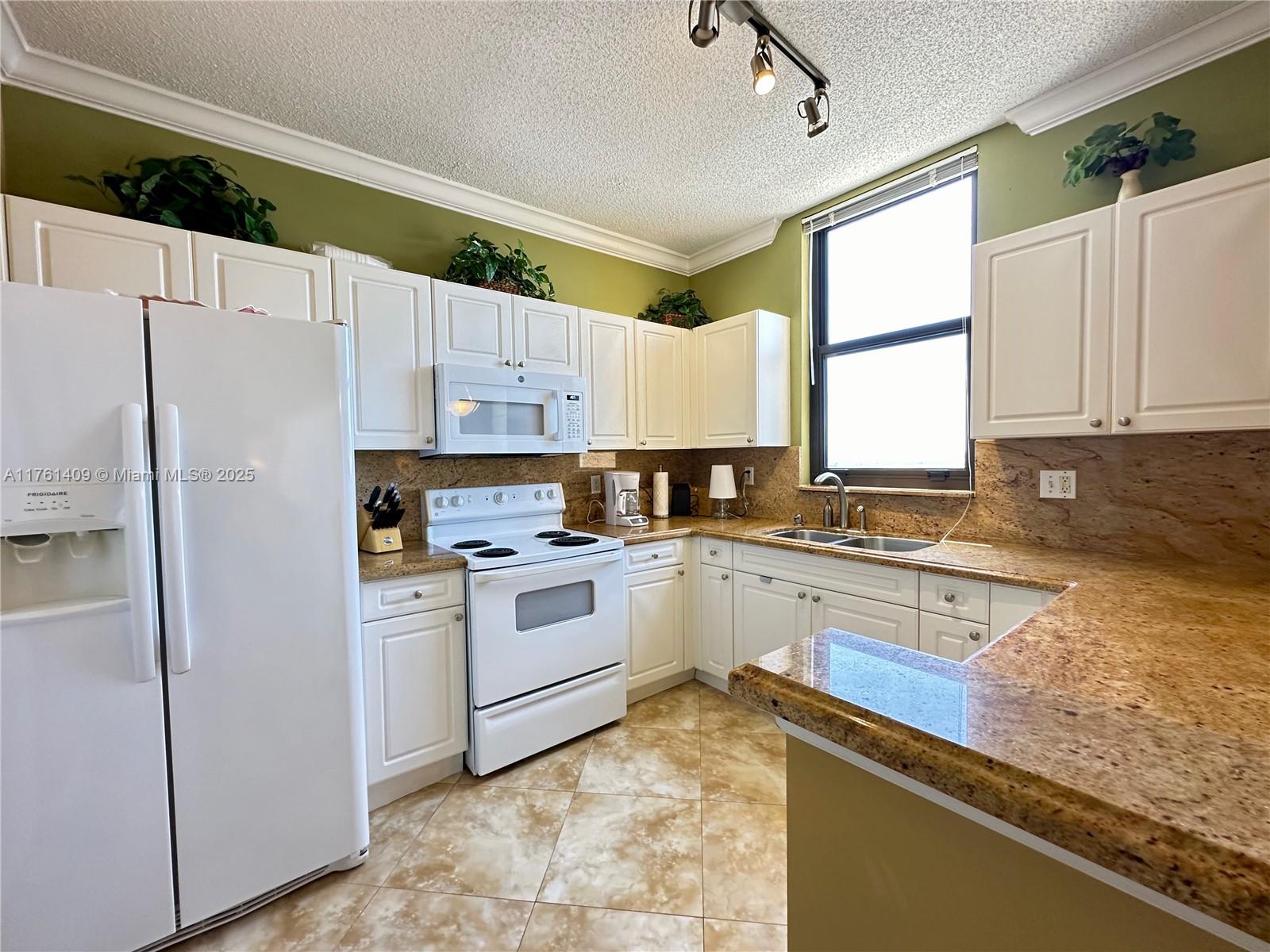 TOWER CONDO AT CITYPLACE - Residential Lease