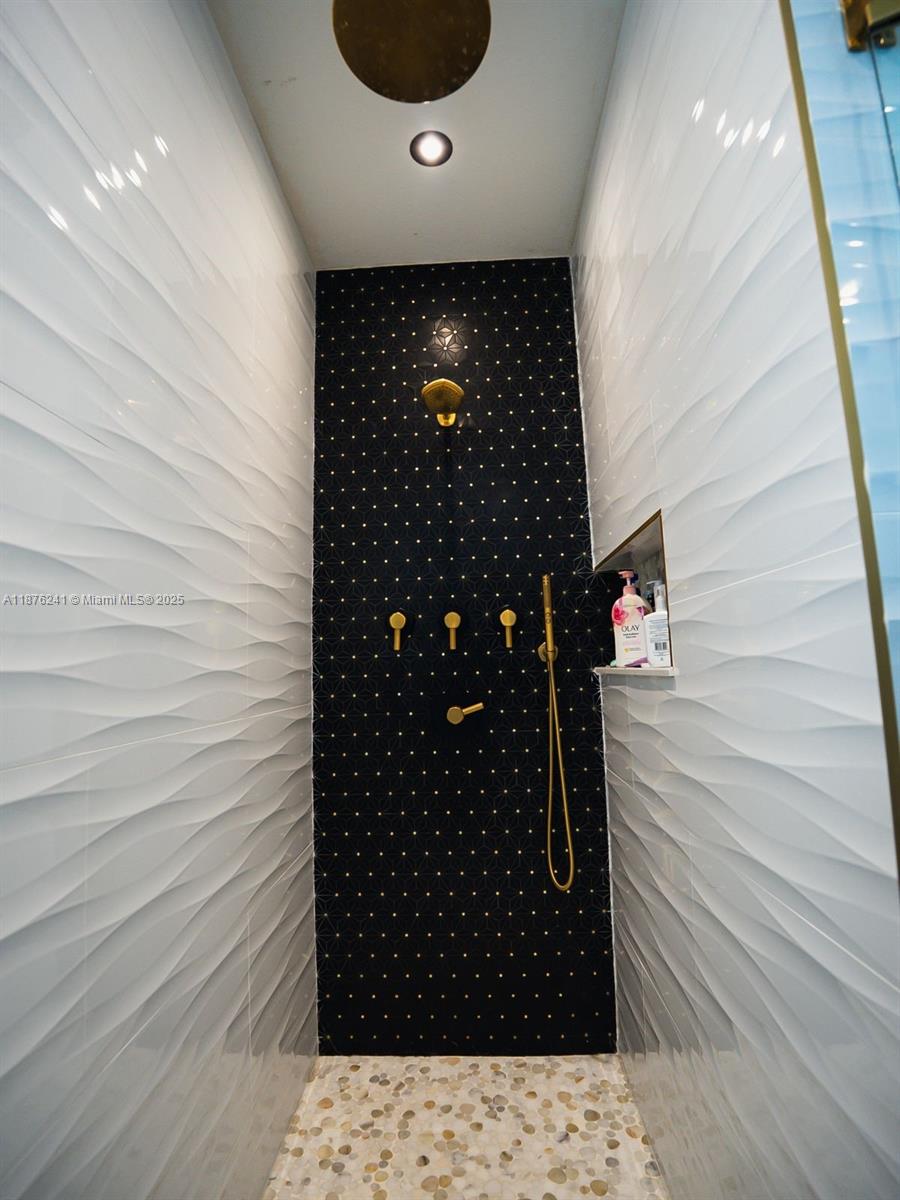 CORAL WAY BY LUXCOM - Residential