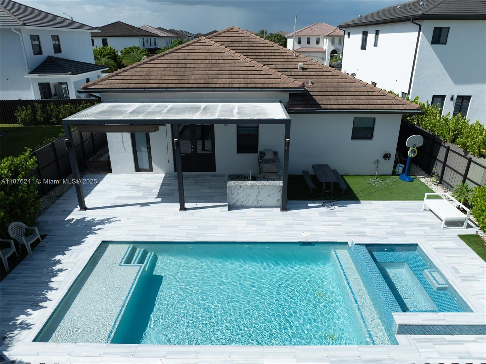 CORAL WAY BY LUXCOM - Residential