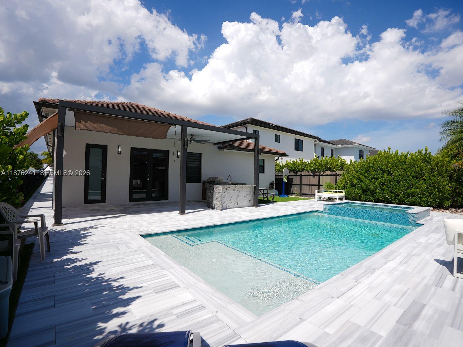 CORAL WAY BY LUXCOM - Residential