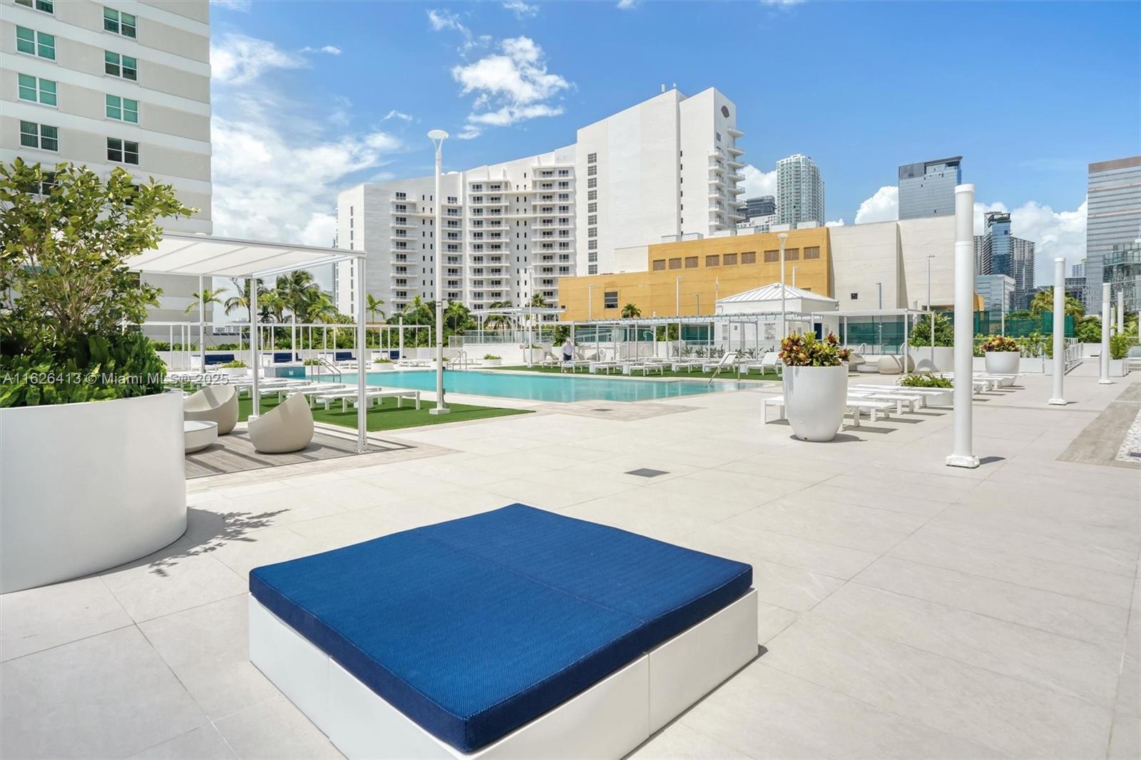 ISOLA CONDO - Residential