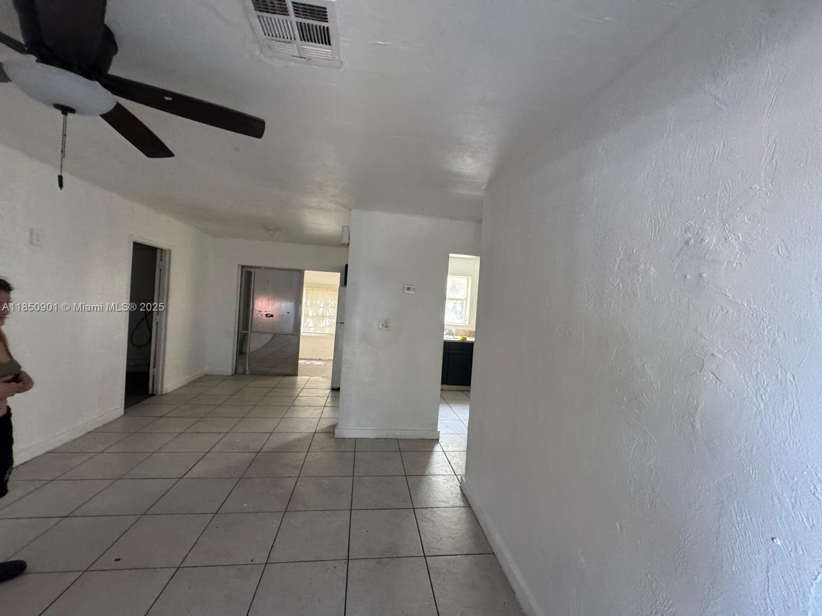 3/1 HOME FOR REN IN THE GREAT AREA OF LAUDERHILL NEAR TO MANY WONDERFULLY PLACES!