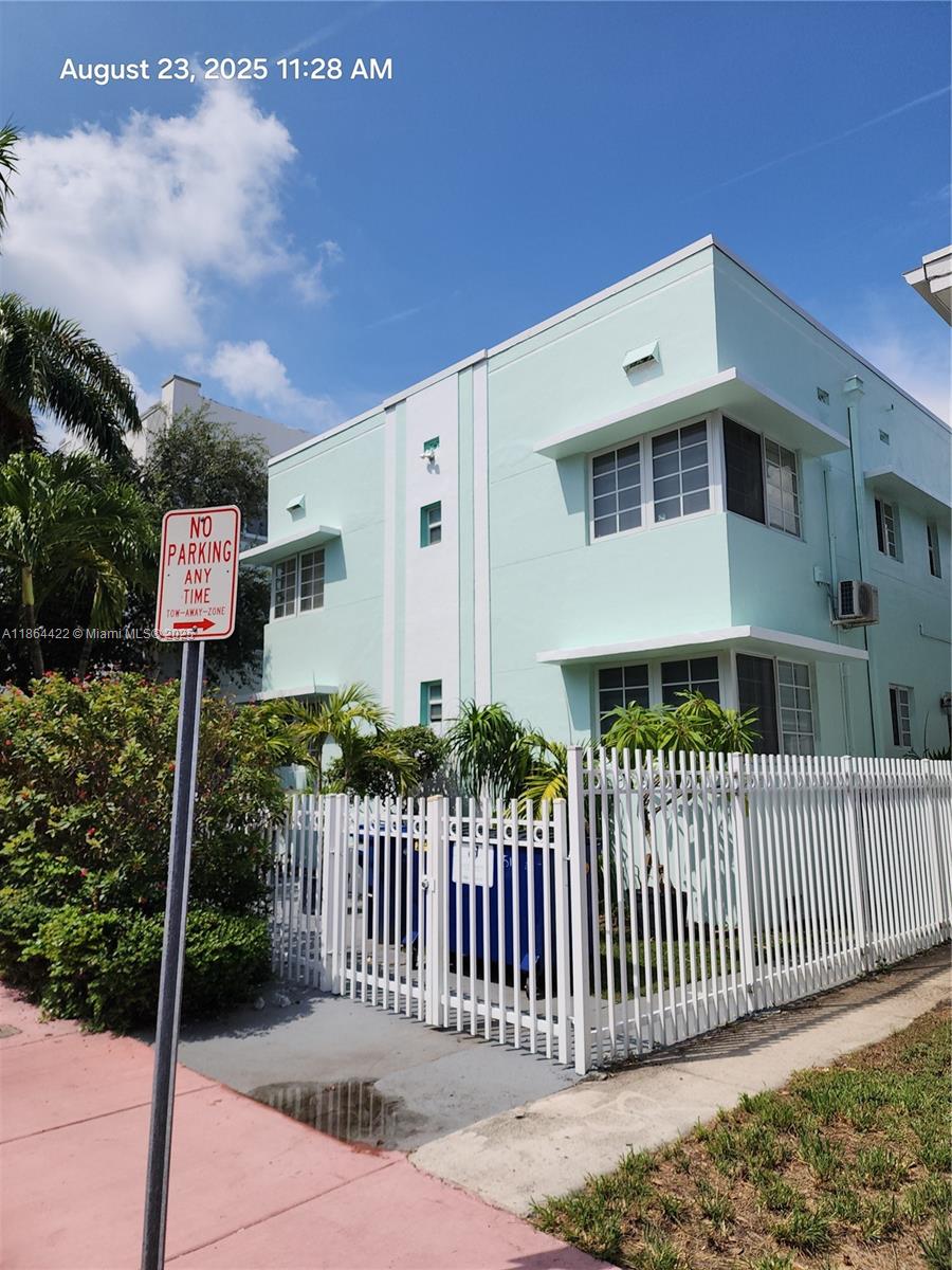 Beautiful, very big (approx. 800 sf), renovated, 1 bed / 1 bath apartment. Small and quaint building. Great neighbors. Laundry on site. Family operated. Local gym membership available. Free community pool access. Close to everything, (park, gym, pool, beach, stores). No HOA, No application fee. 1st month and 1 month deposit with approved credit. Can be rented furnished or unfurnished.