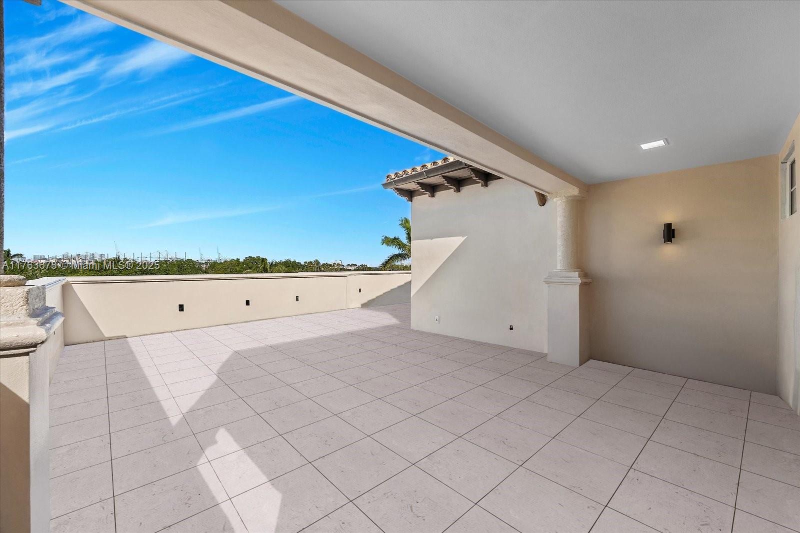 SEASIDE CONDO - Residential