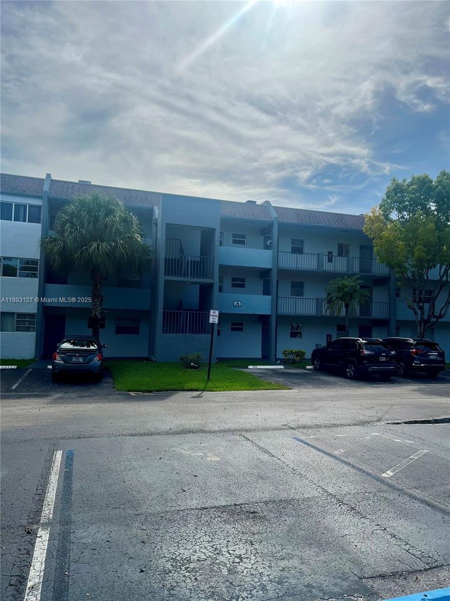 DESIRABLE 2 BEDROOMS 2 BATHROOMS CONDOMINIUM FOR SALE IN AN ALL AGE COMMUNITY. ALL FURNITURES ARE INCLUDED IN THE SALE. THE KITCHEN HAS TILED COUNTERTOP WITH STAINLESS STEEL DISHWASHER AND STOVE. THE SELLIR IS MOTIVATED AND THERE ARE INCENTIVE TO THE BUYER. BRING YOU BEST OFFER. THIS PROPERTY IS OWNER OCCUPIED CALL LISTING AGENT FOR SHOWING