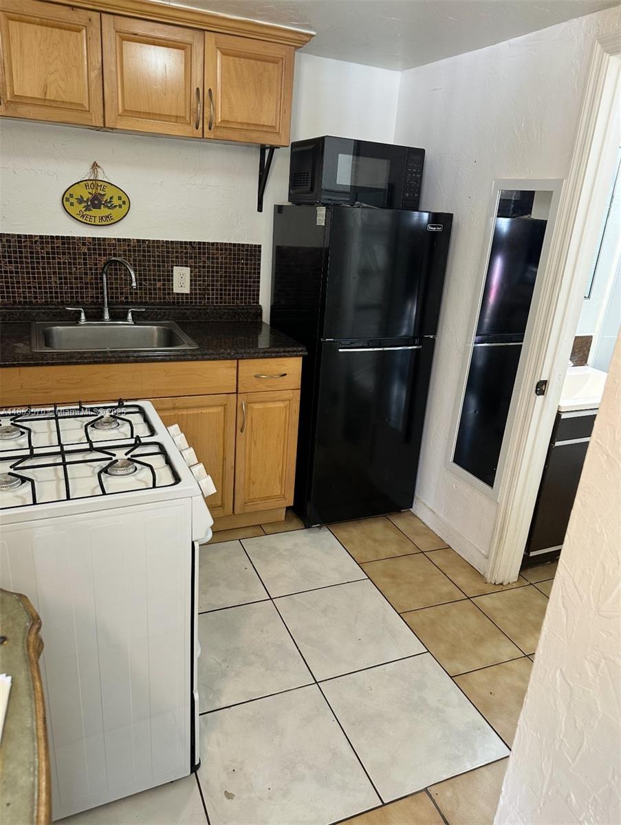 Located in a highly desirable East Hollywood neighborhood, this Studio unit is available as a flexible month-to-month rental and includes Utilities! Just blocks from Downtown Hollywood and Young Circle, with walkable access to shops, dining, and entertainment. This residence includes 1 assigned parking spot, laundry on premises, and is part of a friendly, well-maintained community. Small pets welcomed with approval. Conveniently situated near major roads, public transit, and all the amenities of vibrant Downtown Hollywood. Contact listing agent to schedule a private showing Today!
Best suited for 1 occupant