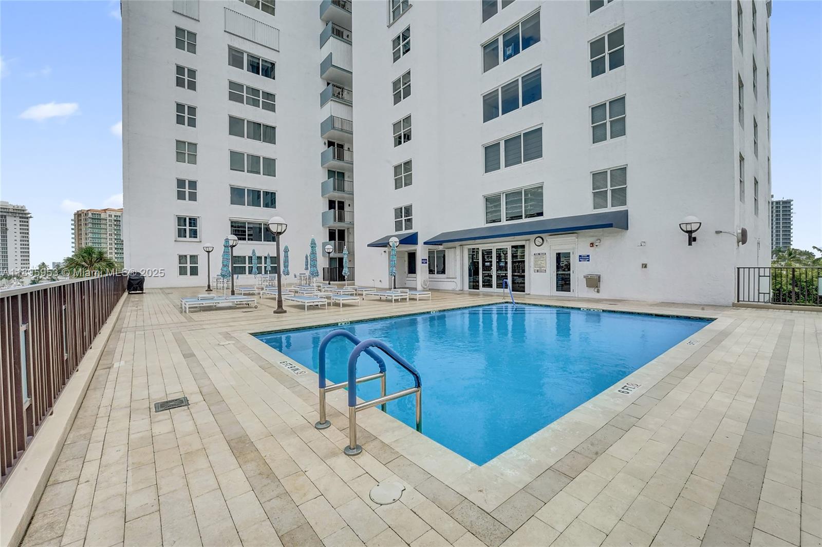 AMERICAS ON THE PARK COND - Residential