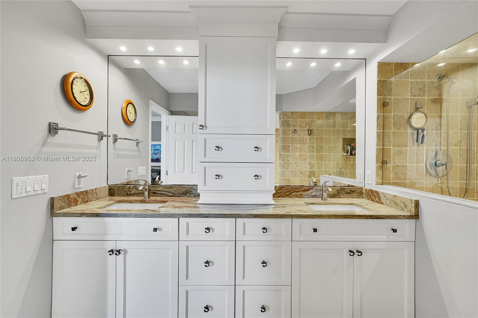 AMERICAS ON THE PARK COND - Residential